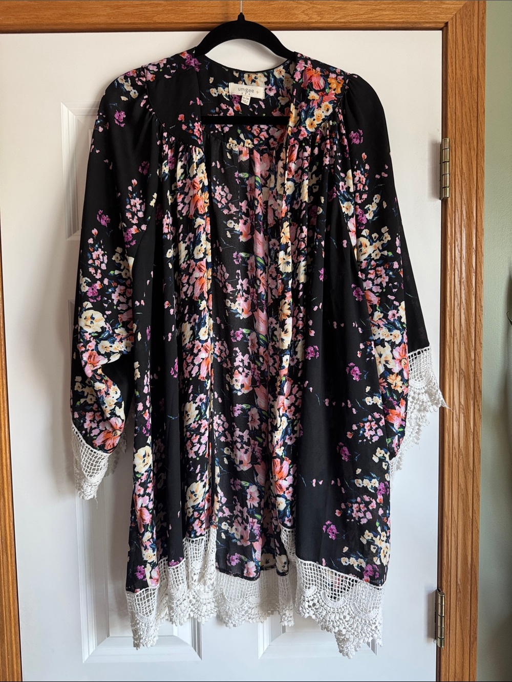 EUC Umgee Black Floral Open Kimono with Crochet Detail size 1x/2x